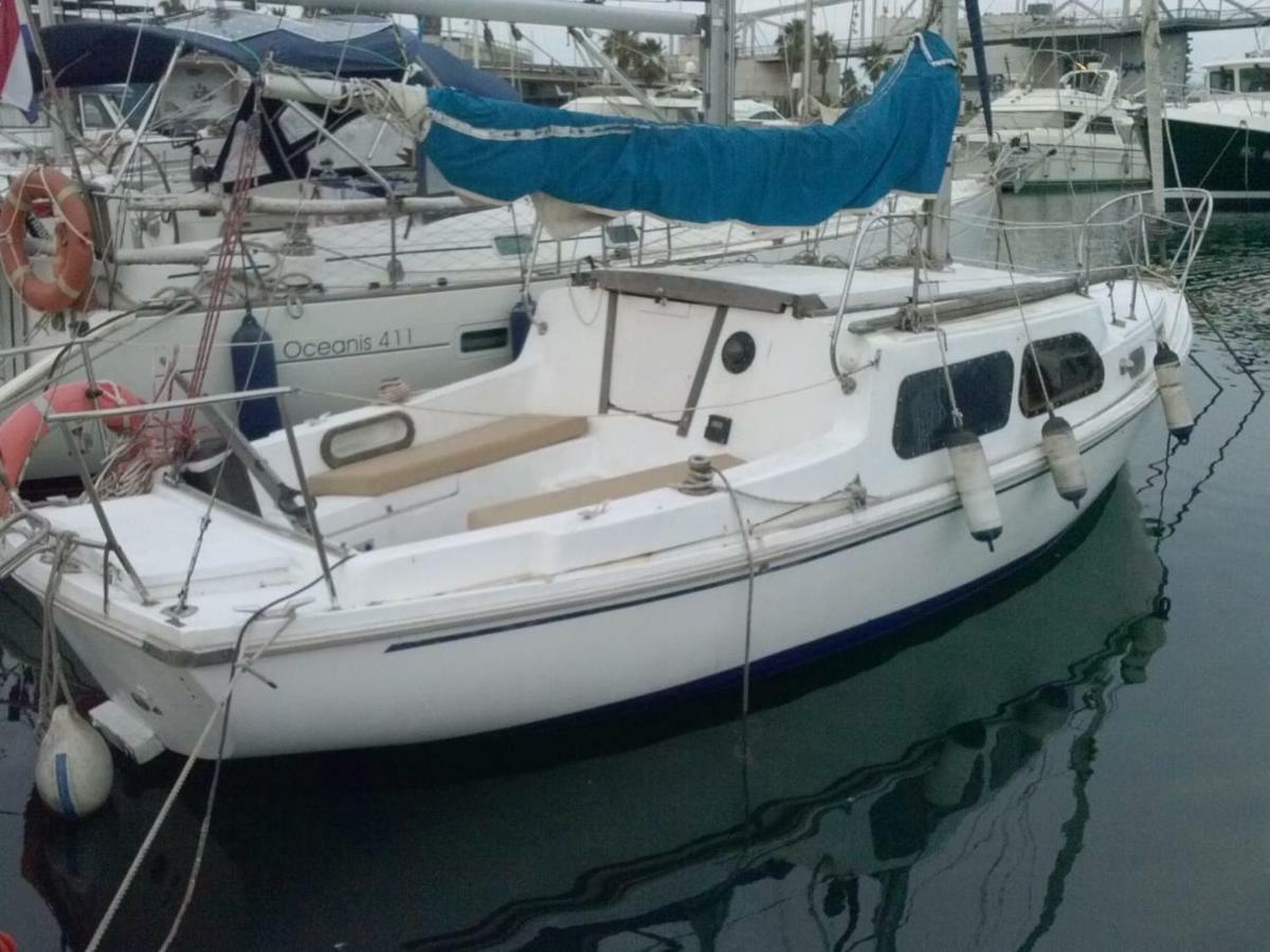 Unique - Boat In Port Forum Botel